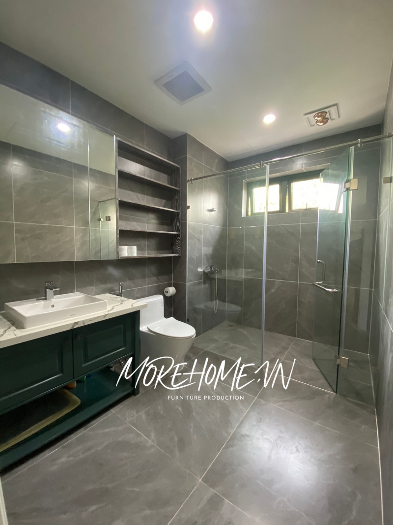 . Kệ tủ lavavabo gỗ tự nhiên mang lại sự tiện lợi cho gia chủ khi sử dụng, giúp cất trữ đồ dùng trong phòng tắm một cách gọn gàng và dễ tìm kiếm.