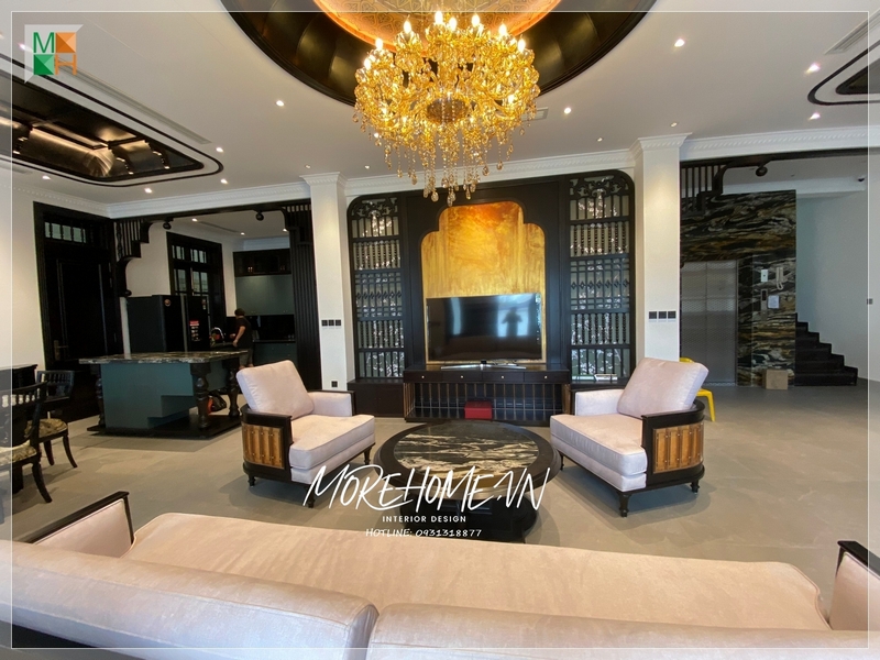 Bộ sofa phòng khách phong cách Indochine được thi công để tiếp đón khách tới chơi chu đáo, thể hiện cá tính và gu thẩm mỹ của gia chủ.